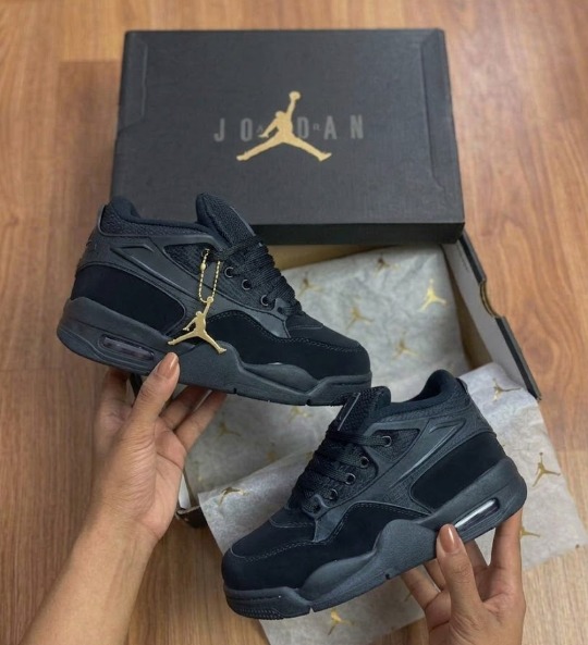 Tenis Jordan 4 RM "Black Cat" Premium