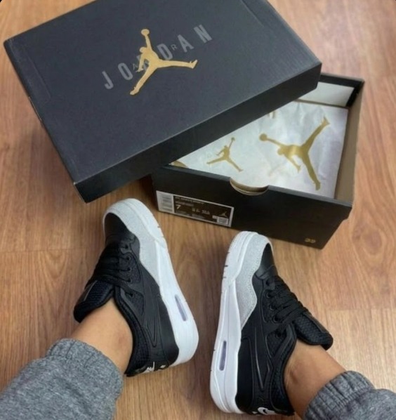 Tenis Jordan 4 RM "Black Cat" Premium