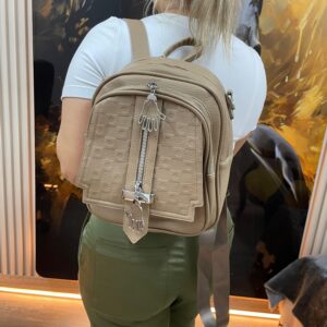 Mochila Urbana Con Cierre Frontal Y Herrajes Finos
